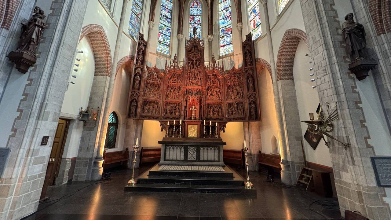 Dit altaar staat in Cuijk, maar de maker had het eigenlijk gebouwd voor de Sint.Jan.