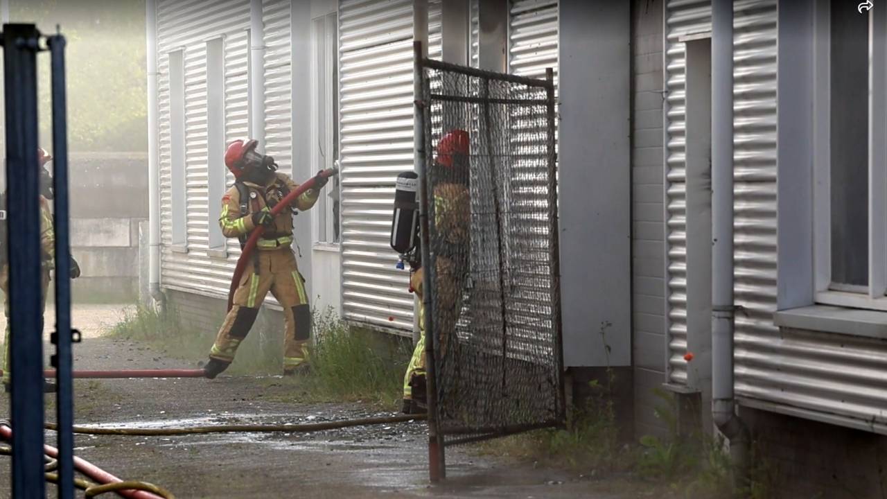 De brandweer probeerde de brand snel te blussen. (Foto: Sander van Gils/SQ Vision)