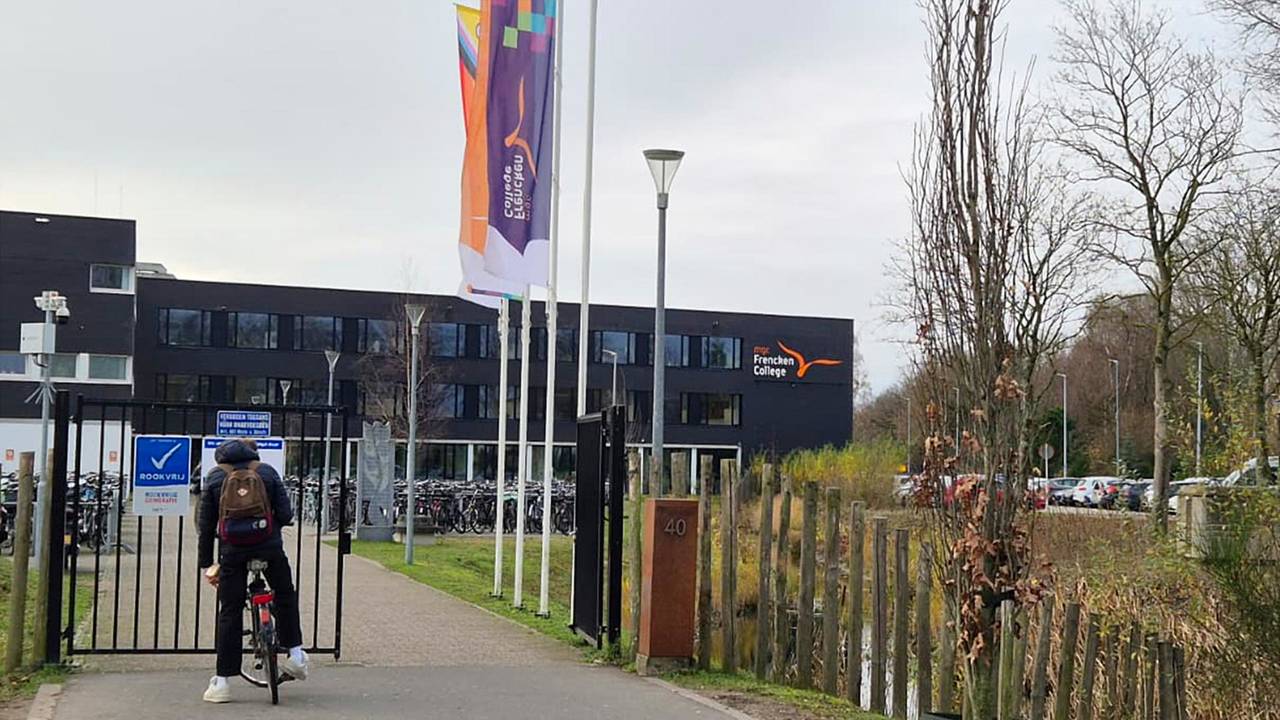 Het Frencken College in Oosterhout is overvol, dus voelt de school zich genoodzaakt om nieuwe leerlingen in te loten (foto: Niek de Bruijn)
