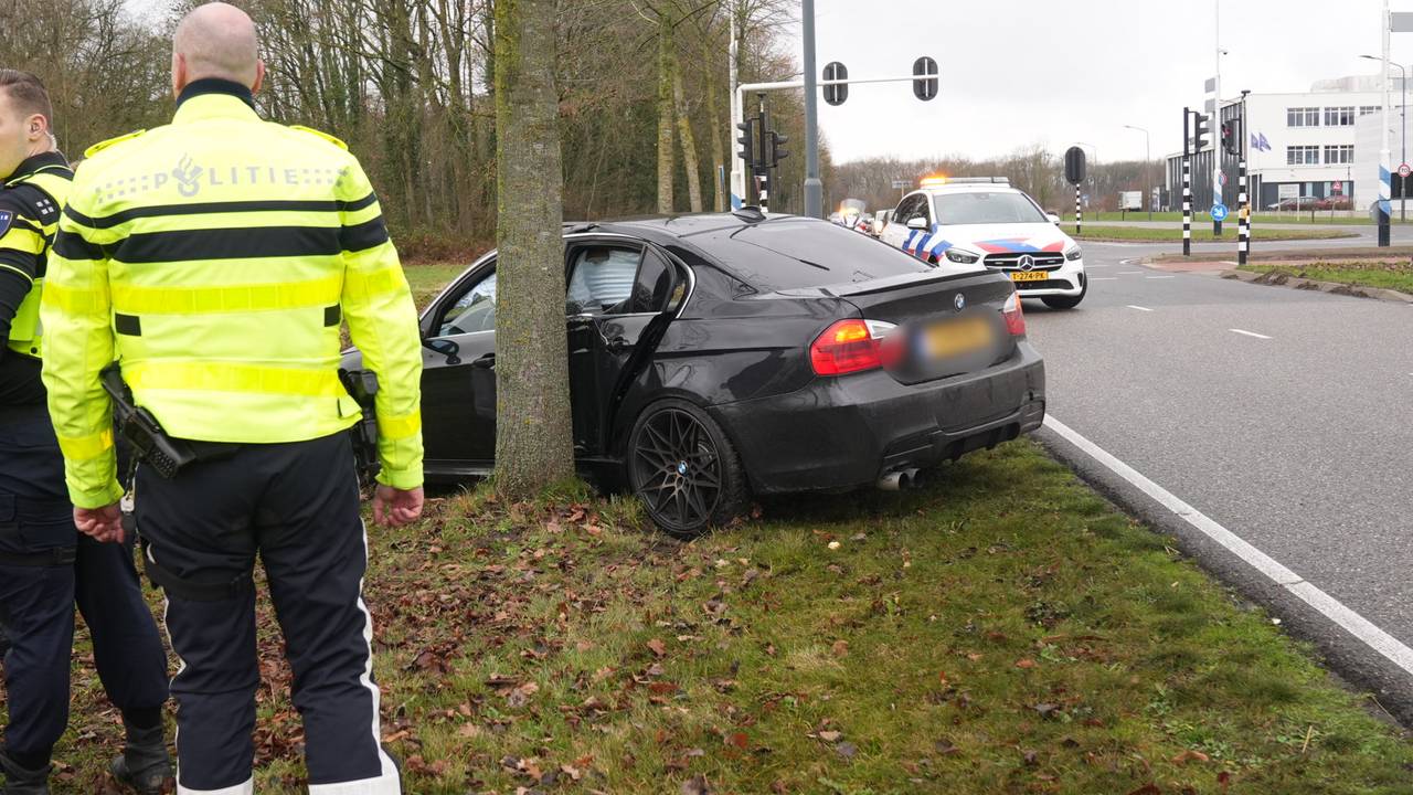 De auto kwam met de zijkant tegen een boom tot stilstand (Foto: Harrie Grijseels / Persbureau Heitink).