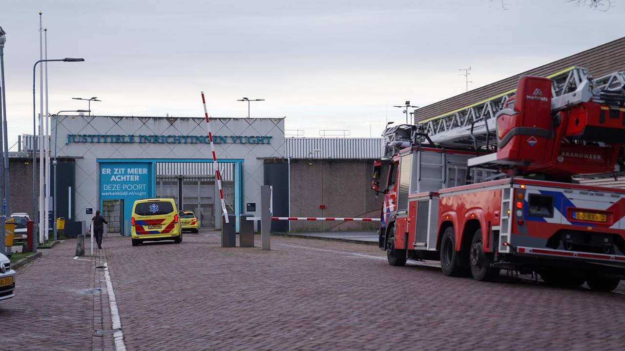 Meerdere brandweerwagens en ambulances zijn bij de gevangenis naar binnen gegaan (foto: Bart Meesters/Persbureau Heitink).