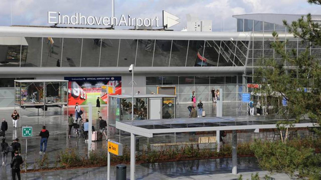 Een drone boven Eindhoven Airport (archieffoto).