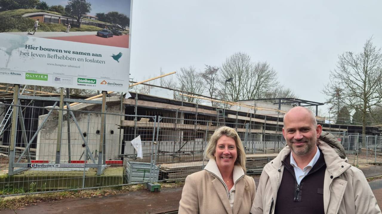 Nicole van der Stelt (links), coördinator van de benefietactie Altena Omarmt, en initiatiefnemer Ruben Kruithof (rechts) op de bouwplaats van het hospice in Sleeuwijk (foto: Niek de Bruijn)