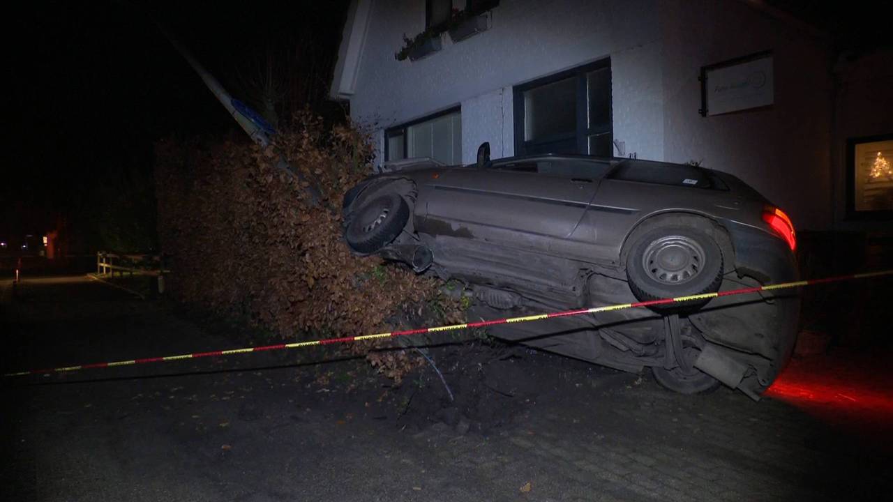 De auto crashte nadat de bestuurder een lantaarnpaal raakte naast de weg in Ossendrecht (foto: Persbureau Heitink).