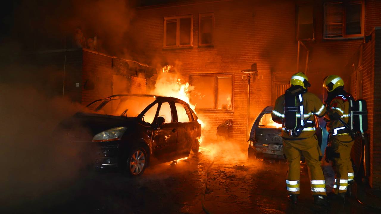 De vlammen sloegen uit de auto aan het Marjoleinhof in Schijndel (foto: Bart Meesters/Persbureau Heitink).