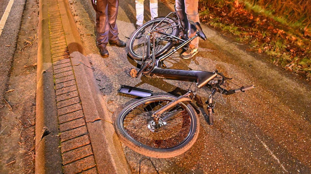 Een scooter en fietser botsen (Foto: Rico Vogels / Persbureau Heitink)