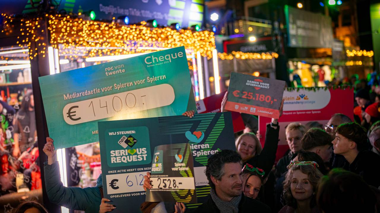 Dagelijks komen vele cheques binnen bij Serious Request in Den Bosch. (Foto: ANP).