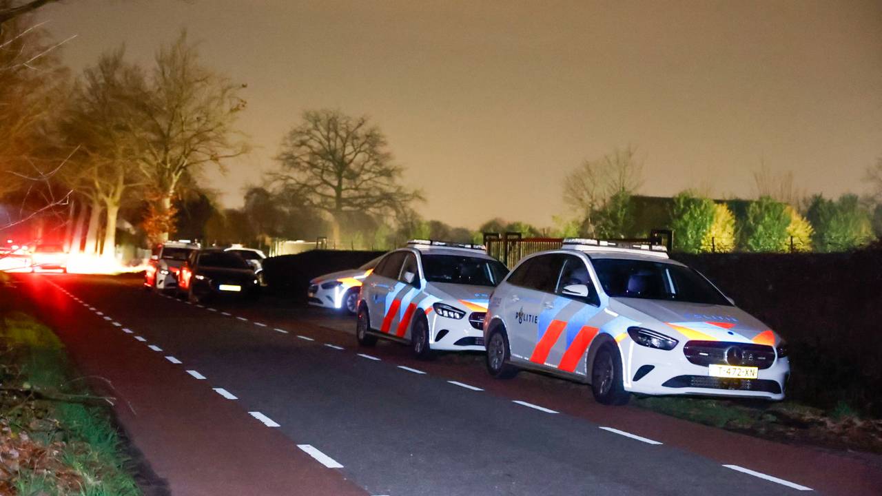 De politie doet onderzoek in het huis (foto: Persbureau Heitink).