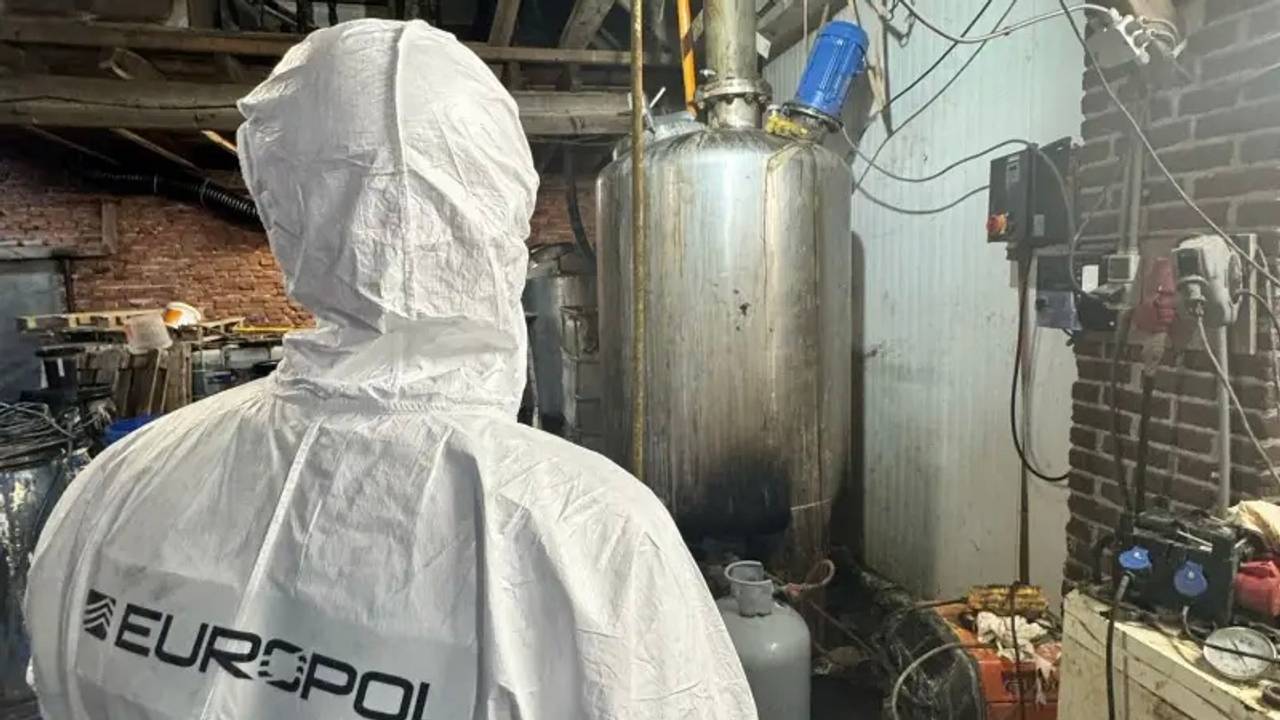 Politieonderzoek in een Nederlands drugslab in een kasteel in Bree (foto: Europol).