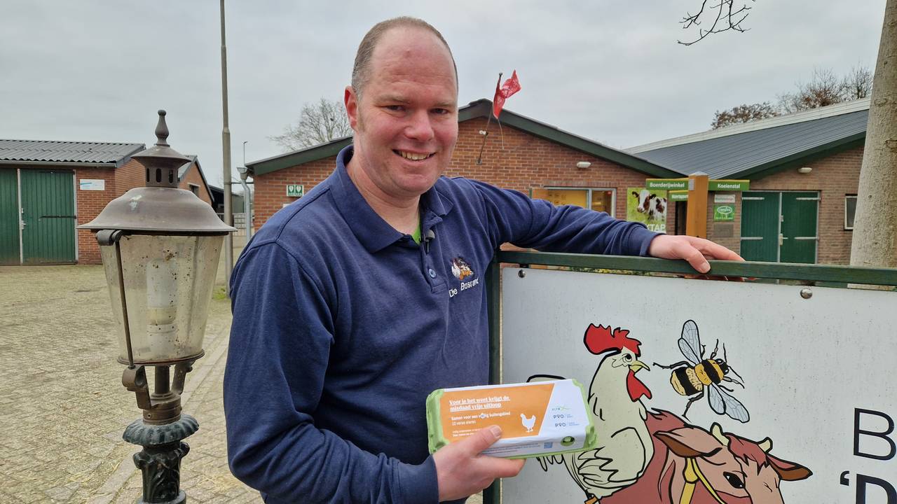 Boer Twan op zijn erf met een eierdoos van de actie