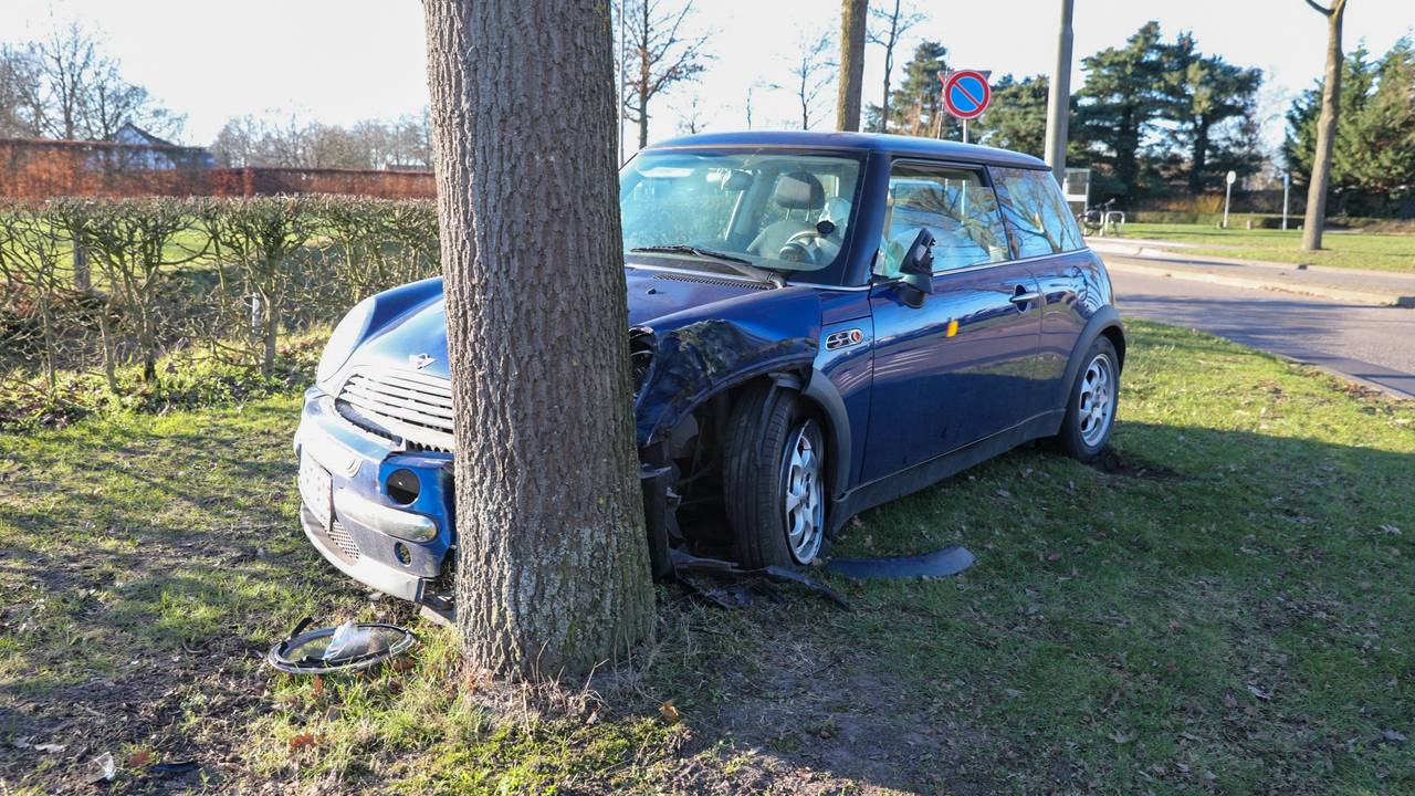De bestuurder is voor controle naar het ziekenhuis (foto: Christian Traets / Persbureau Heitink).