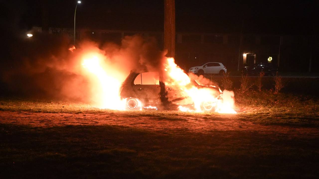 Auto volledig uitgebrand op voetbalveldje in Cuijk (foto: Erik Haverhals/Persbureau Heitink).