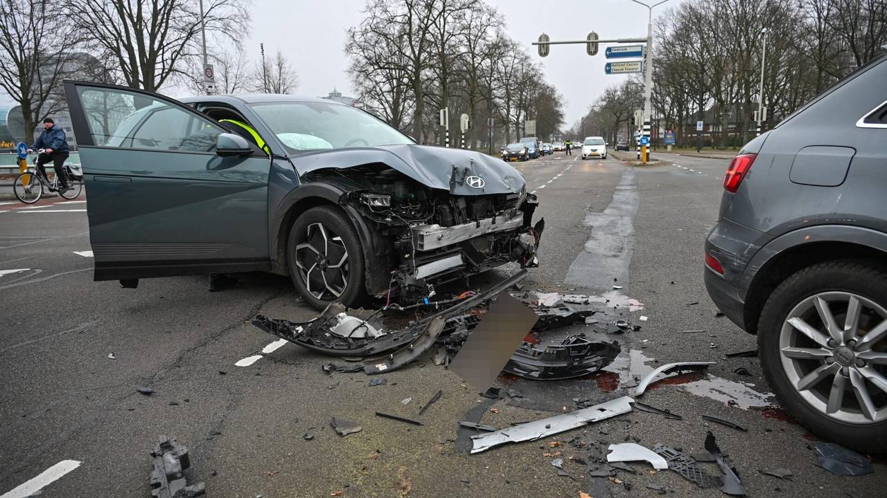 De bumper is flink beschadigd (foto: Tom van der Put / Persbureau Heitink).