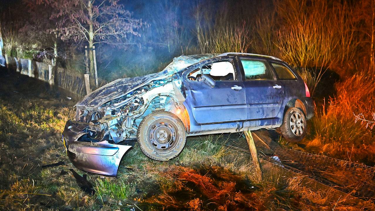 De auto met vier inzittenden ging over de kop op de N69 bij Riethoven. (Foto: Rico Vogels/Persbureau Heitink.) 