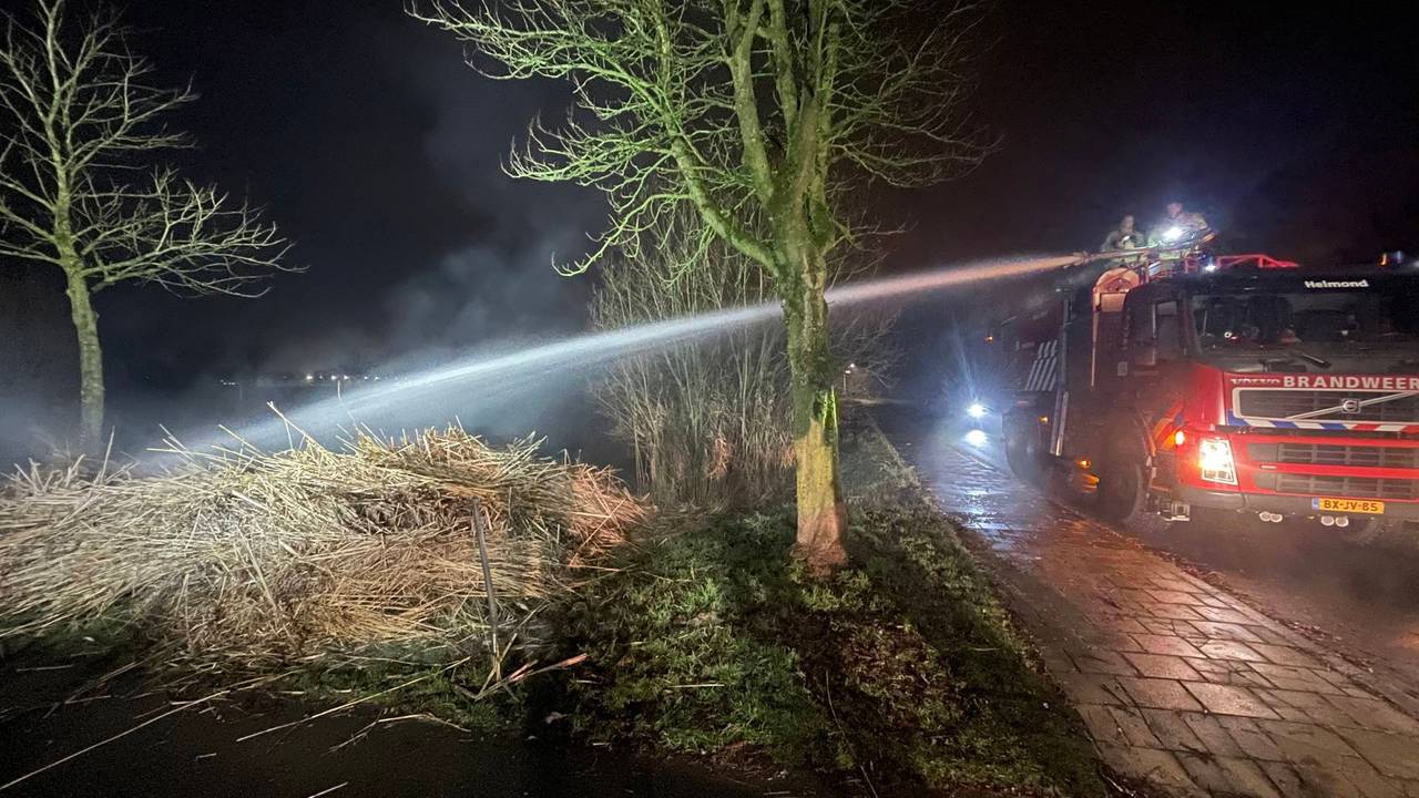 De brandweer was snel ter plaatste om de brand bij Berkendonk te blussen. (Foto: Harrie Grijseels/Persbureau Heitink.)