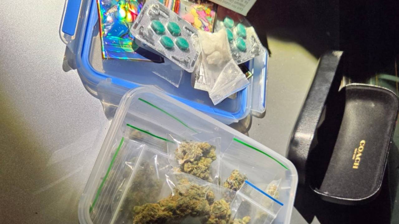 In de auto vond de politie een grote hoeveelheid drugs (foto: politie_someren/Instagram).