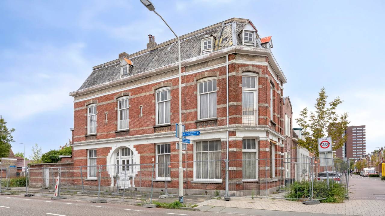 Deze megavilla koop je voor een prikkie (foto: Helmig Makelaardij). 