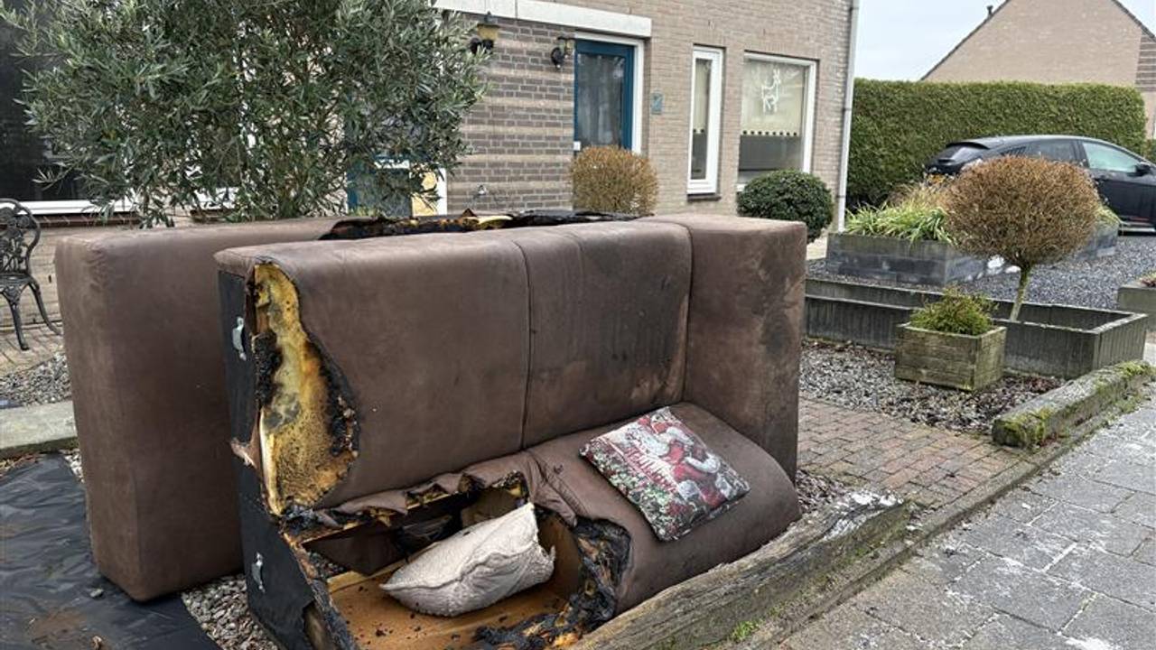 Het bankstel in de voortuin (foto: Wilco Zonneveld)