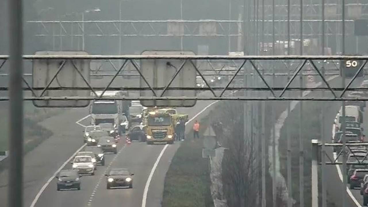 Twee auto's worden getakeld (foto: Rijkswaterstaat).