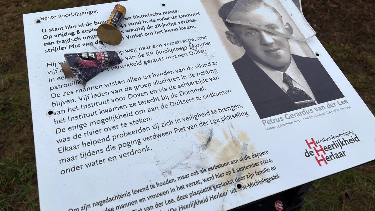 Vuurwerkschade aan het oorlogsmonument van Piet van der Lee (foto: Wilco Zonneveld).