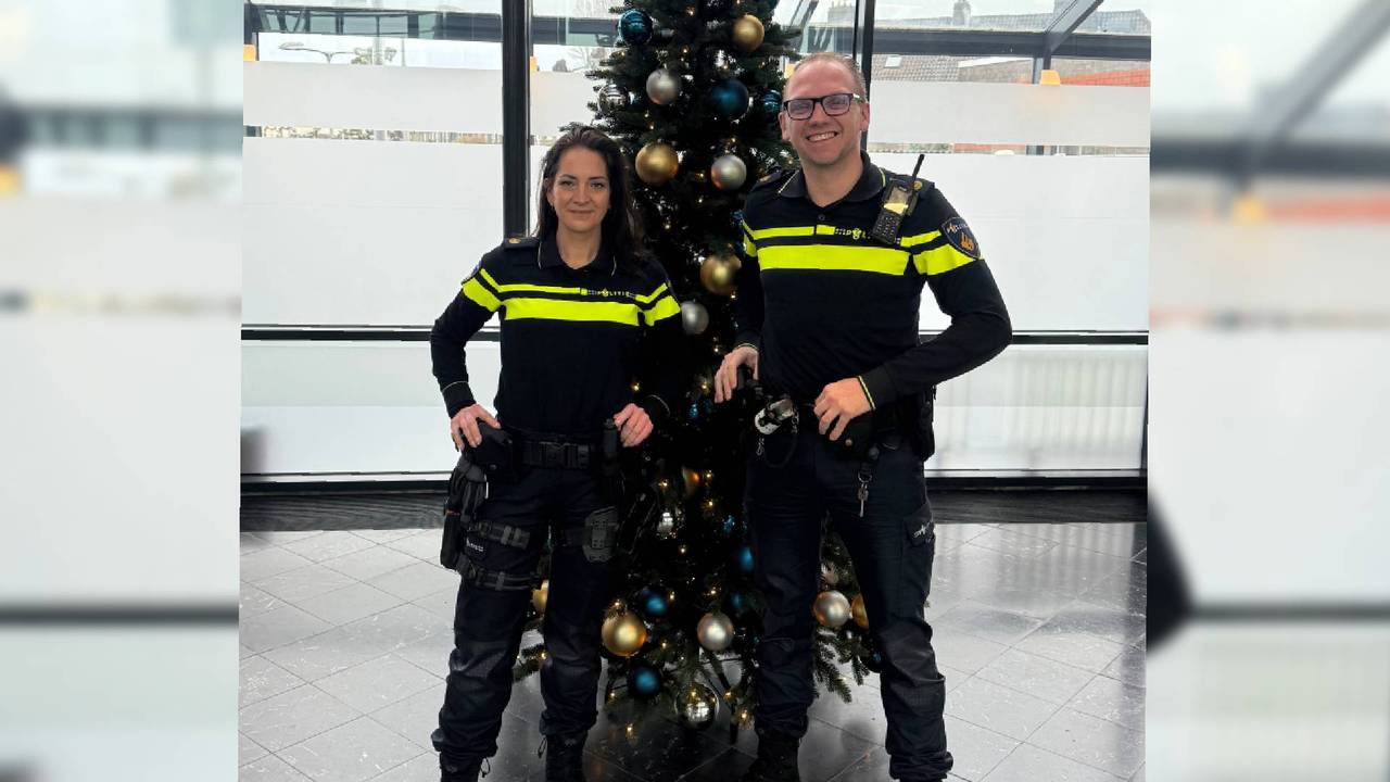 Agenten Marieke en Bart op een gezamenlijke kerstfoto (Foto: Privéarchief.)