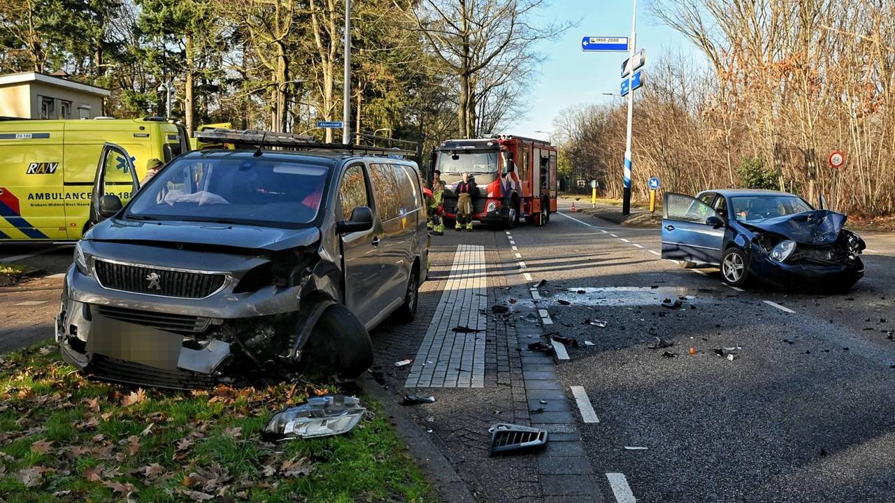 Twee voertuigen raakten flink beschadigd (foto: Toby de Kort / Persbureau Heitink).