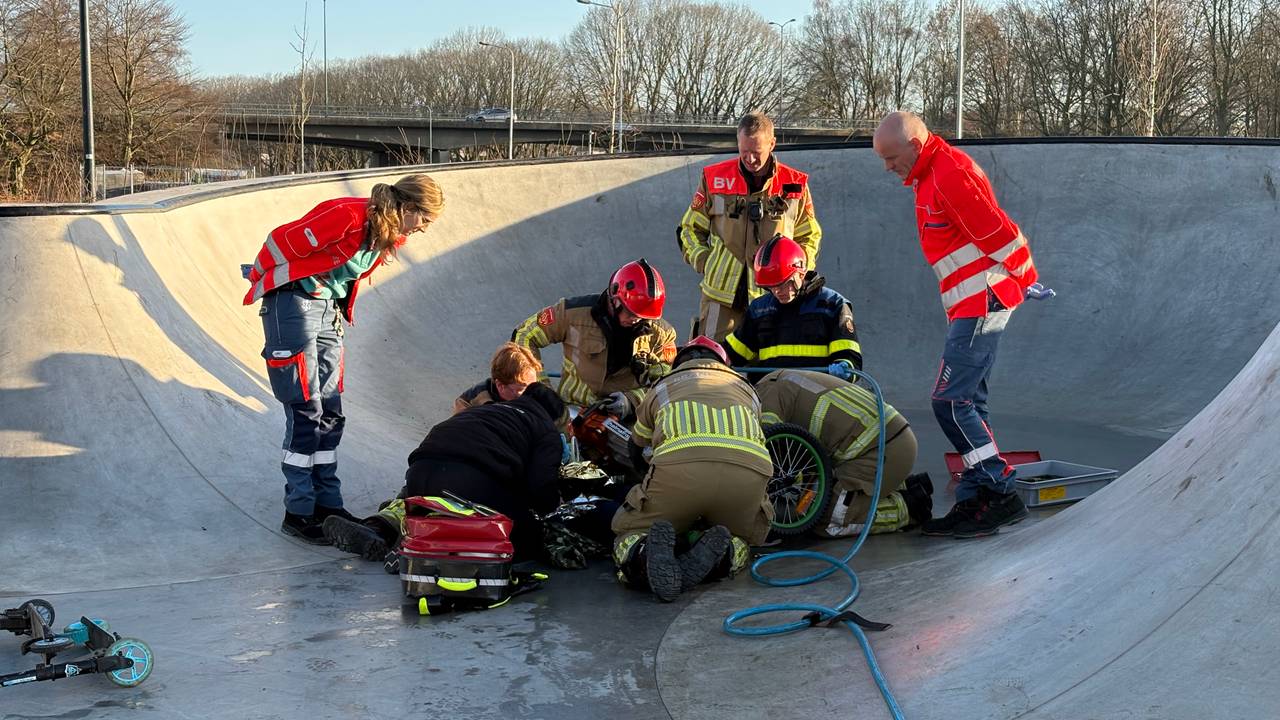 De jongen kwam met zijn been vast te zitten in zijn fiets (foto: Jeroen Stuve/Persbureau Heitink).