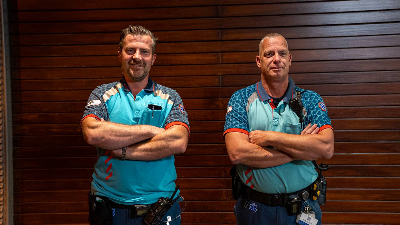 David (links) en Mike bij de opnames van Broederschap, ze vertellen over wat ze meemaken in hun werk als ambulancebroeder 