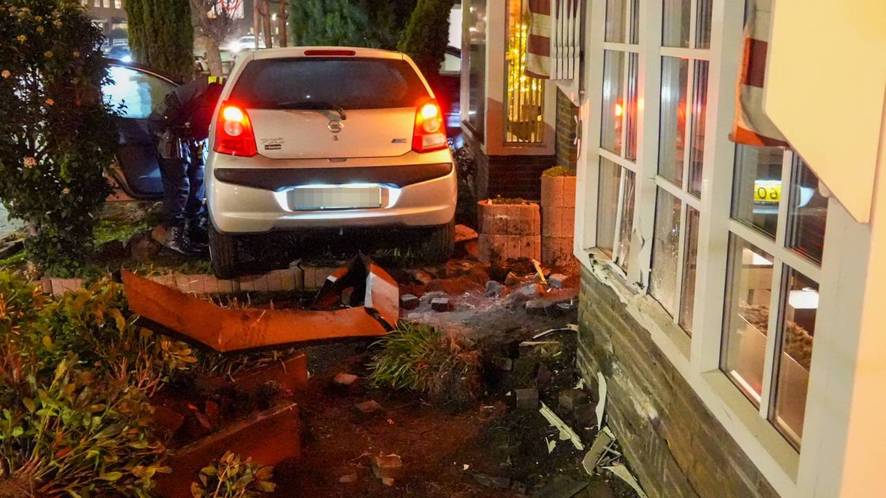 Auto belandt in voortuin twee woningen in Helmond. (Foto: Harrie Grijseels/Persbureau Heitink.)