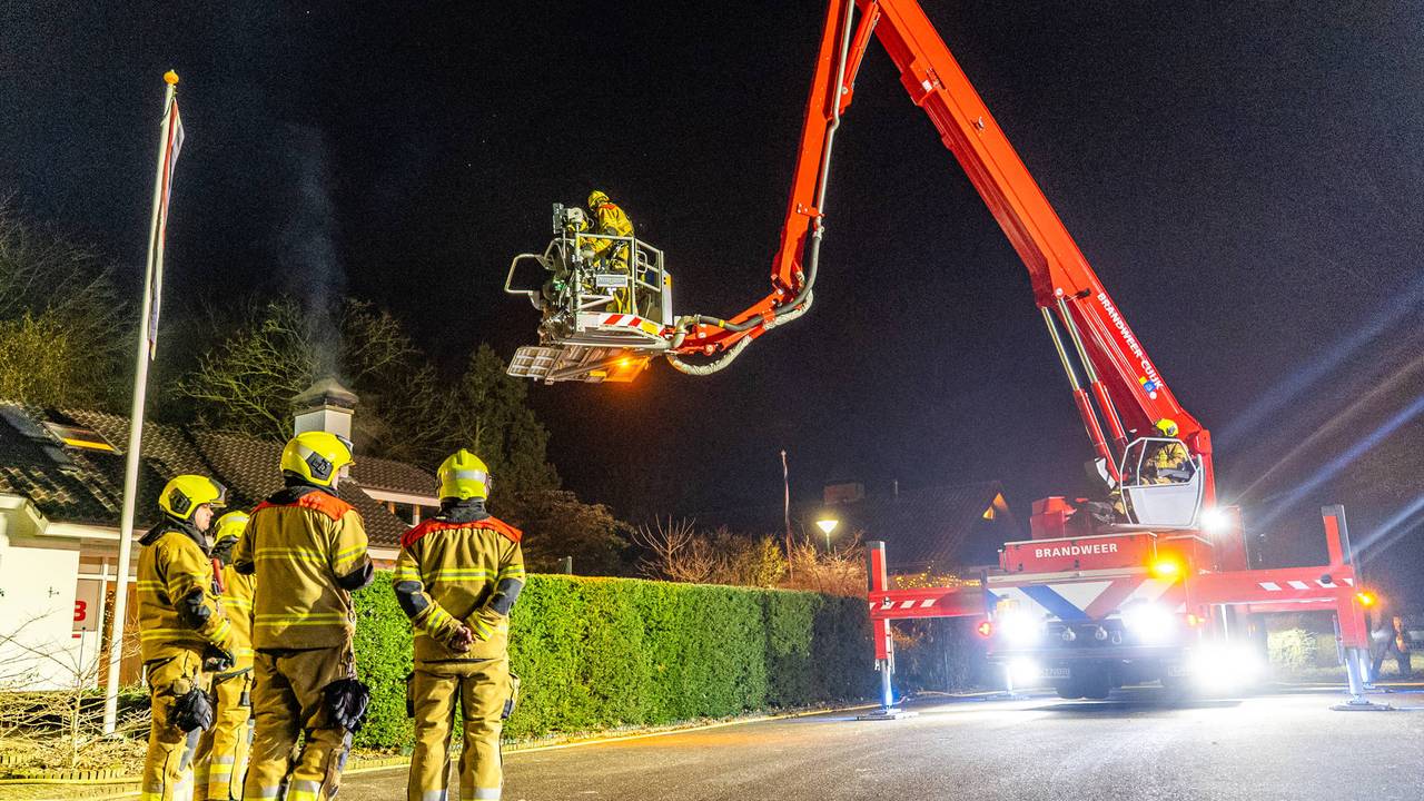 In Grave was er brand in een schoorsteen bij een huis aan het Houdongpark. (Foto: Lucas Lammers/Persbureau Heitink.)