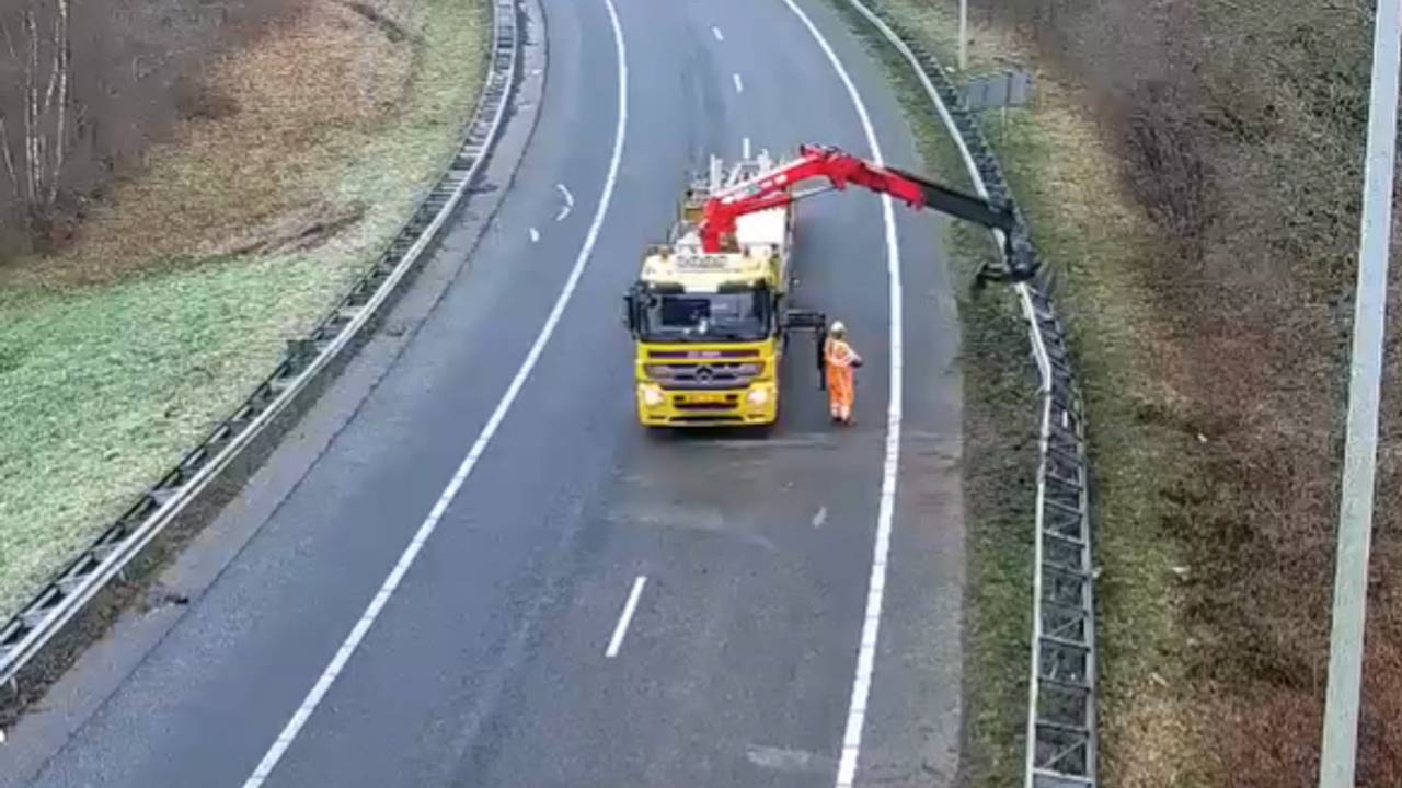 De vangrail wordt gerepareerd na een ongeluk (foto: Rijkswaterstaat).