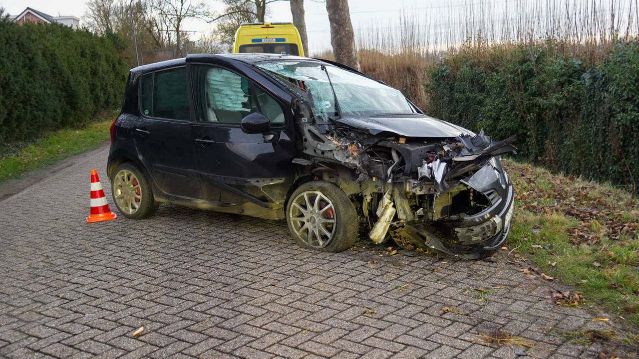 Een auto botste tegen een boom op de Lungendonk in Helmond. (Foto: Harrie Grijseels/Persbureau Heitink.)