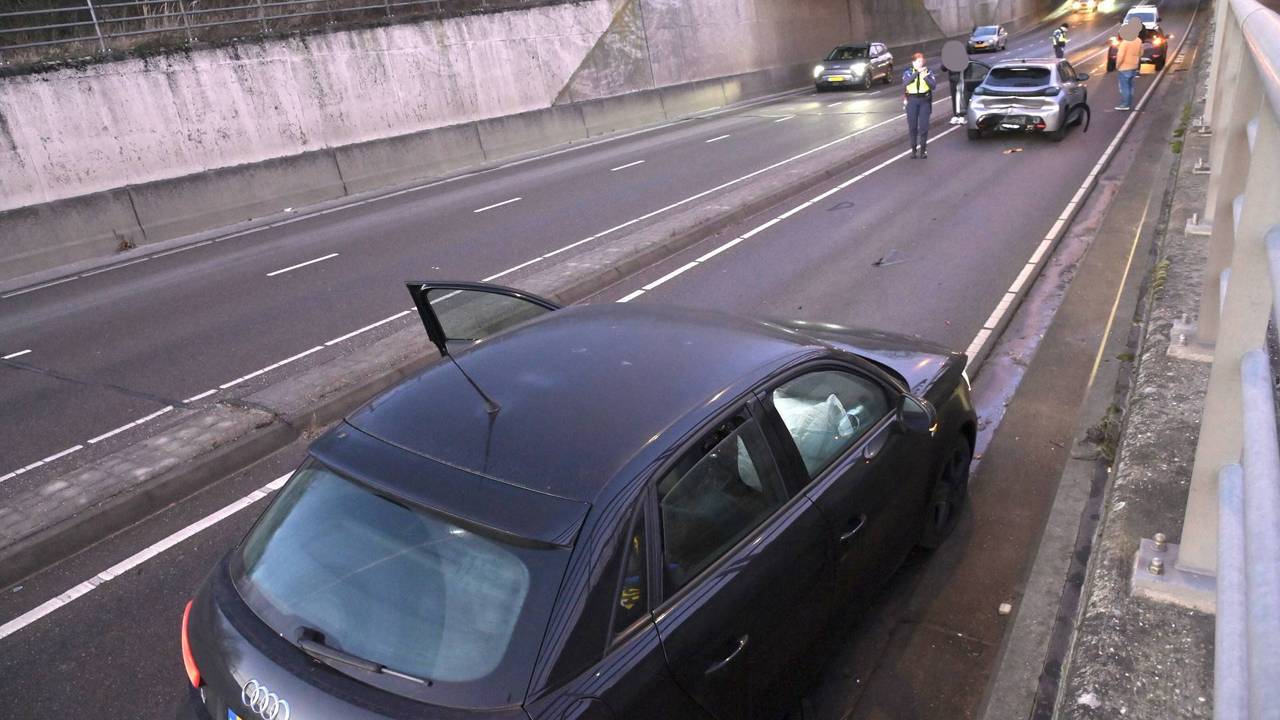 Een kop-staartbotsing op de Westerparklaan in Breda. (Foto: Perry Roovers/Persbureau Heitink.) 
