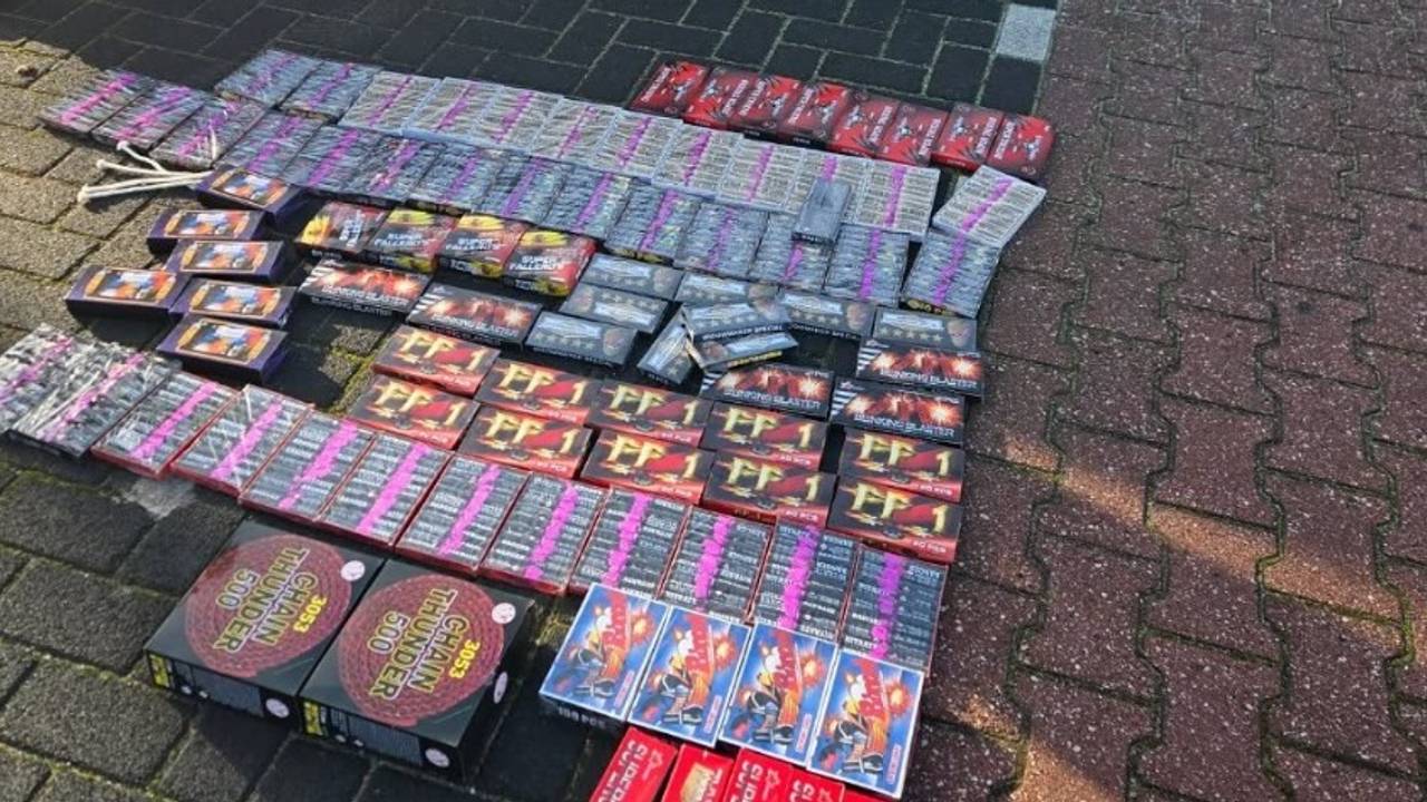 De politie vond 21 kilo illegaal vuurwerk in de auto van de vrouw.