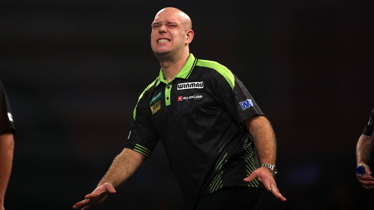 Michael van Gerwen verliest en ligt uit het WK Darts (Foto: ANP).