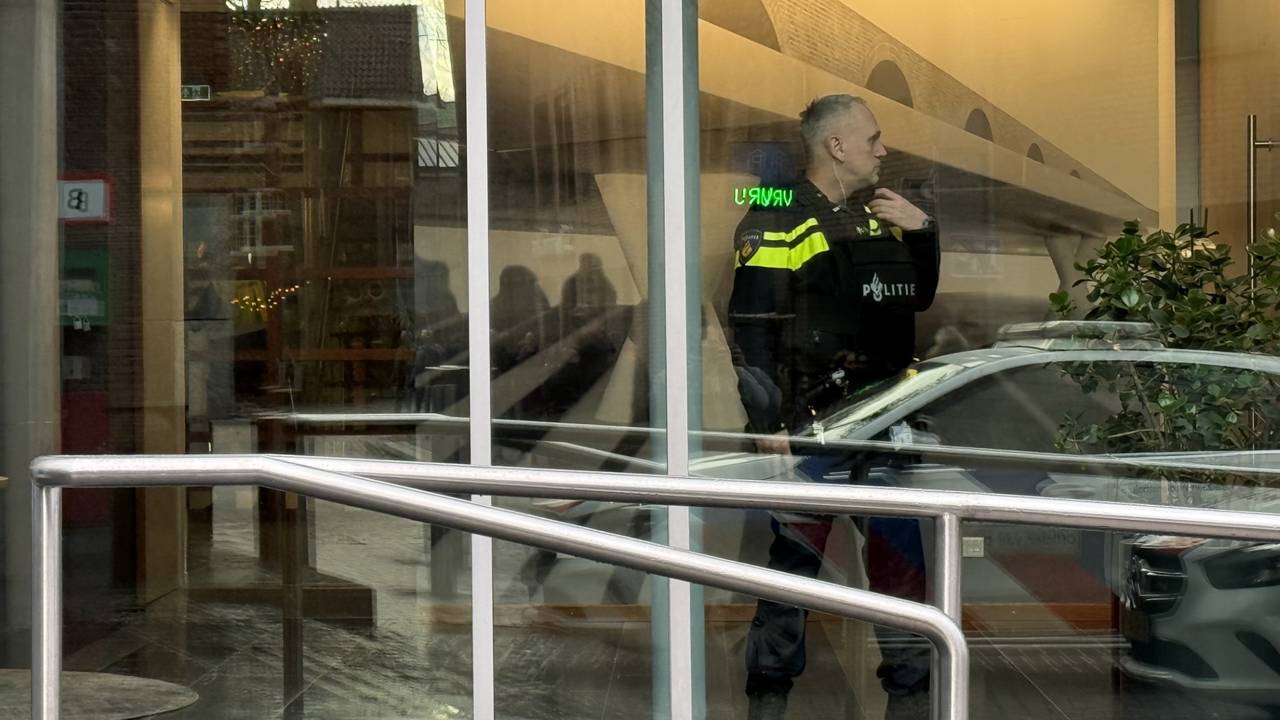 Politie bij het stadskantoor Den Bosch na de bedreiging (foto: Bart Meesters/Persbureau Heitink).