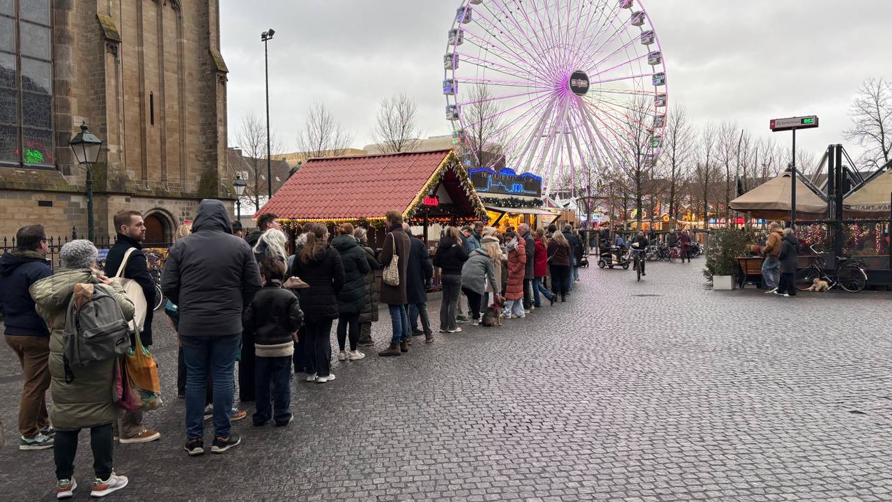 Drukte bij de oliebollenkraam in Den Bosch (Foto: Rochelle Moes).