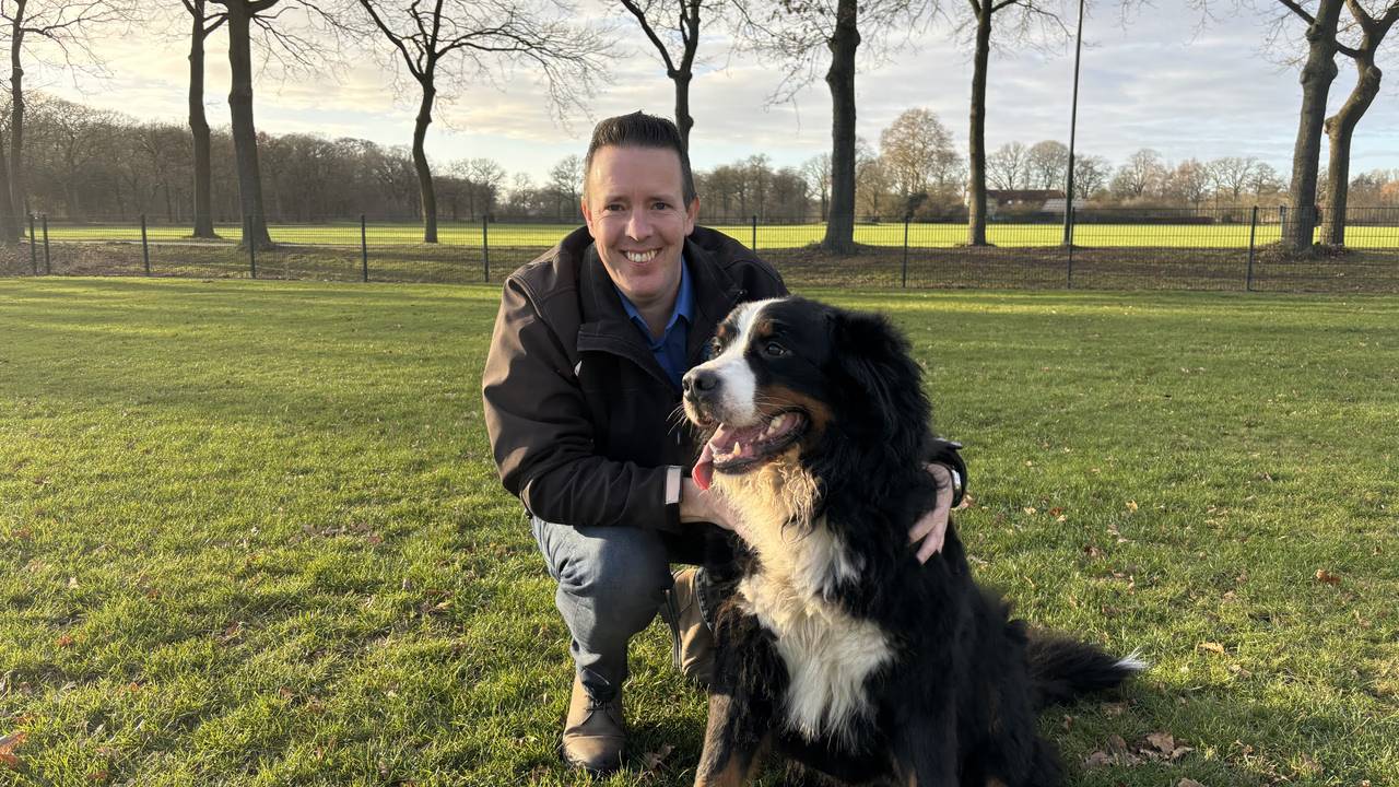 Hondenpensioneigenaar Harvey Schouten met een brave logé.