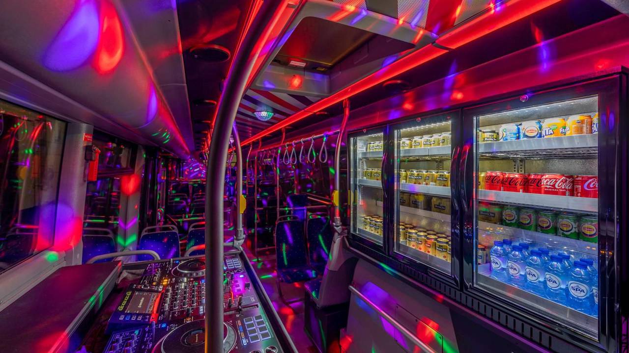 De partybus van ThePartyExpress in Dongen (Foto: Collin Hermans).