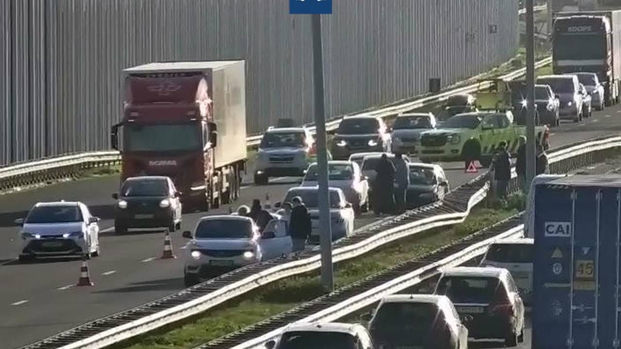 Bij de botsing op de A2 bij Eindhoven zijn zeven auto's  betrokken (foto: Rijkswaterstaat Verkeersinformatie).