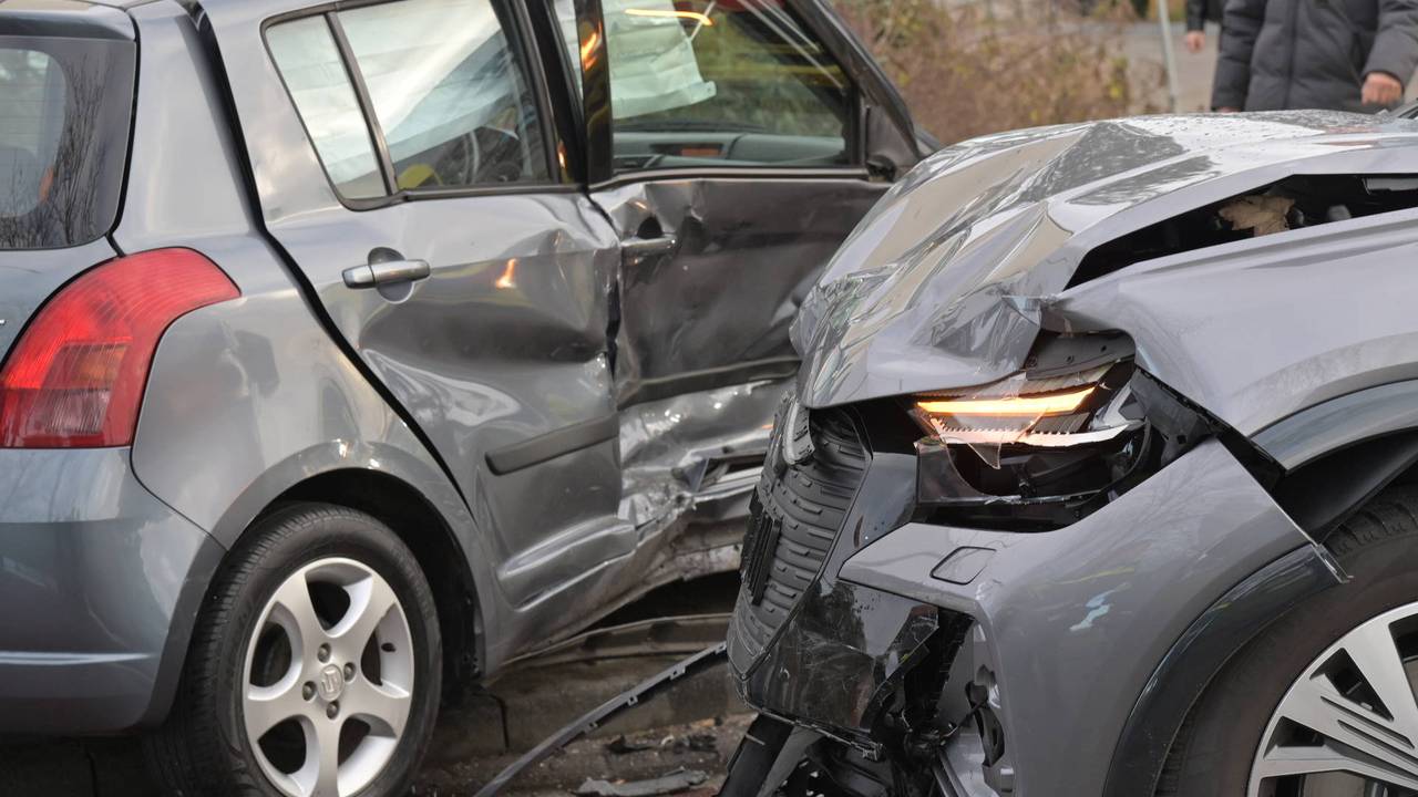 De auto's raakten flink beschadigd bij de botsing (foto: Perry Roovers / Persbureau Heitink). 