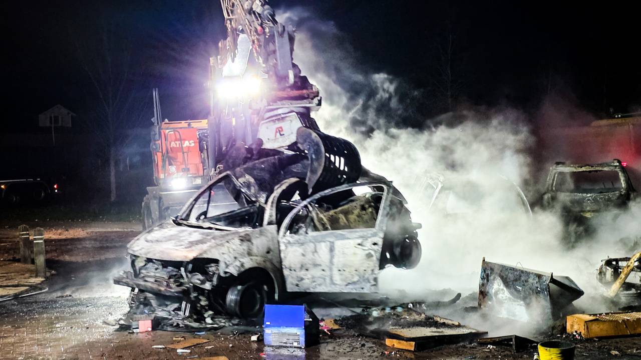 De autobranden in Veen zijn een vrijwel jaarlijks terugkomen fenomeen (Foto: Erik Haverhals / Persbureau Heitink.)
