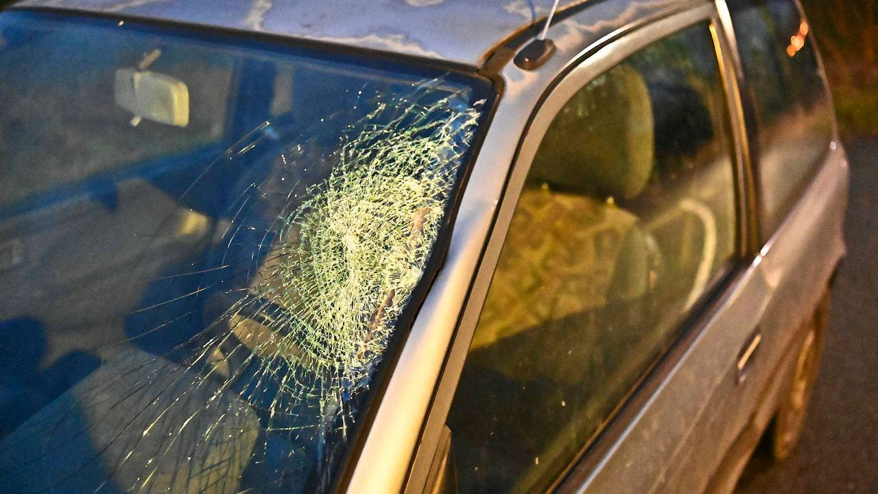 De verbrijzelde voorruit na de botsing met een fiets in Bergeijk (foto: Rico Vogels/Persbureau Heitink).