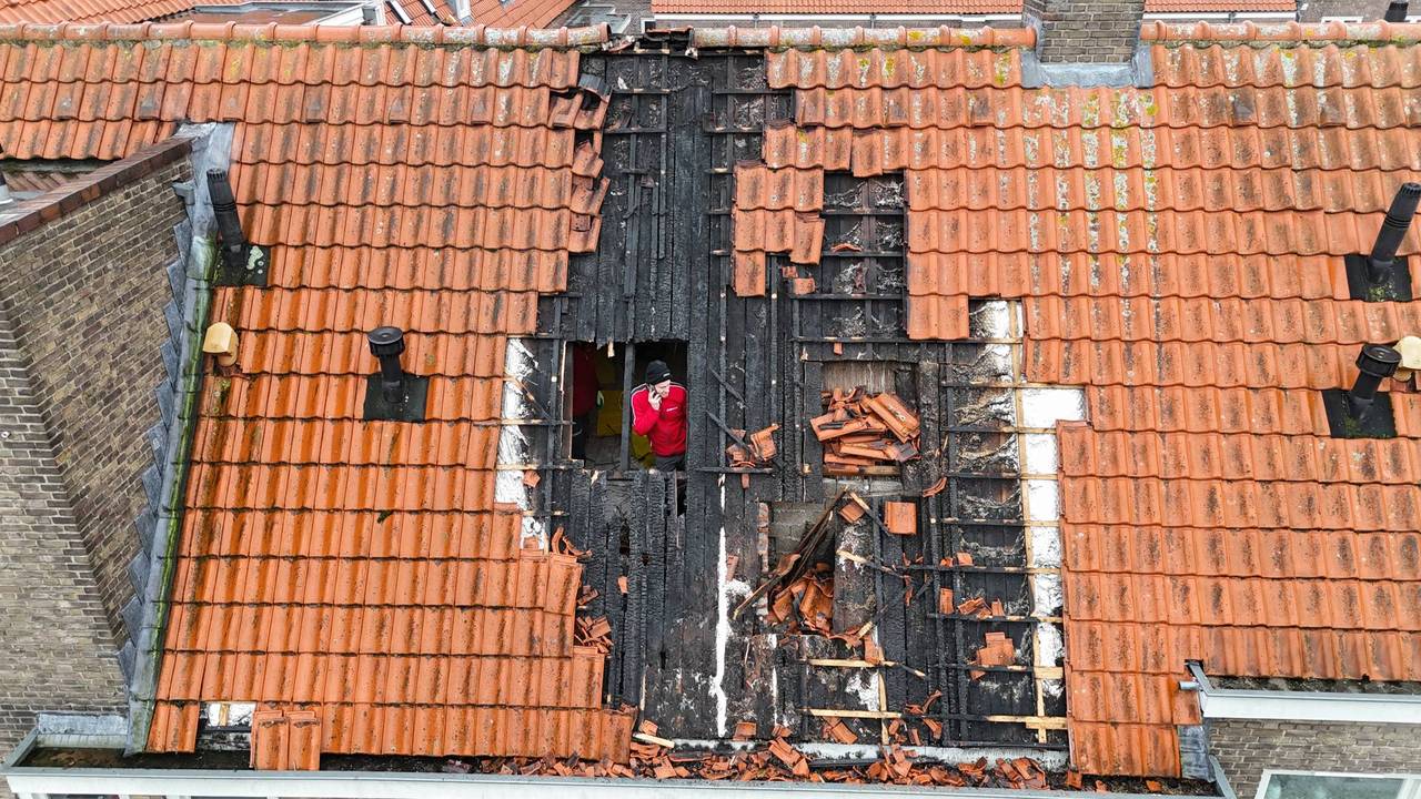 De vlammen kwamen door het dak omhoog (foto: Bart Meesters Persbureau Heitink).