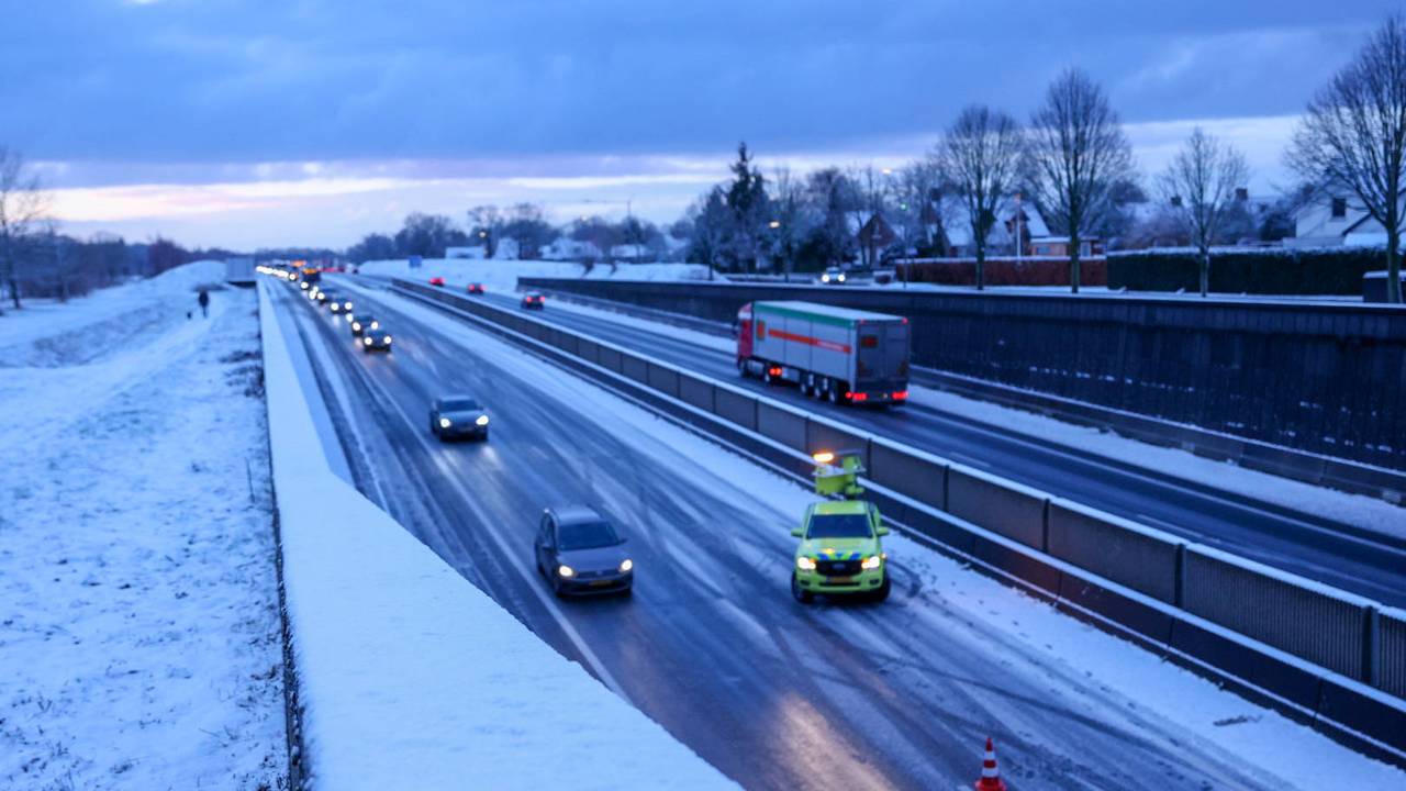 Op de A50 hebben vrijdag al meerdere ongelukken plaatsgevonden (foto: Addy Smits/Persbureau Heitink).