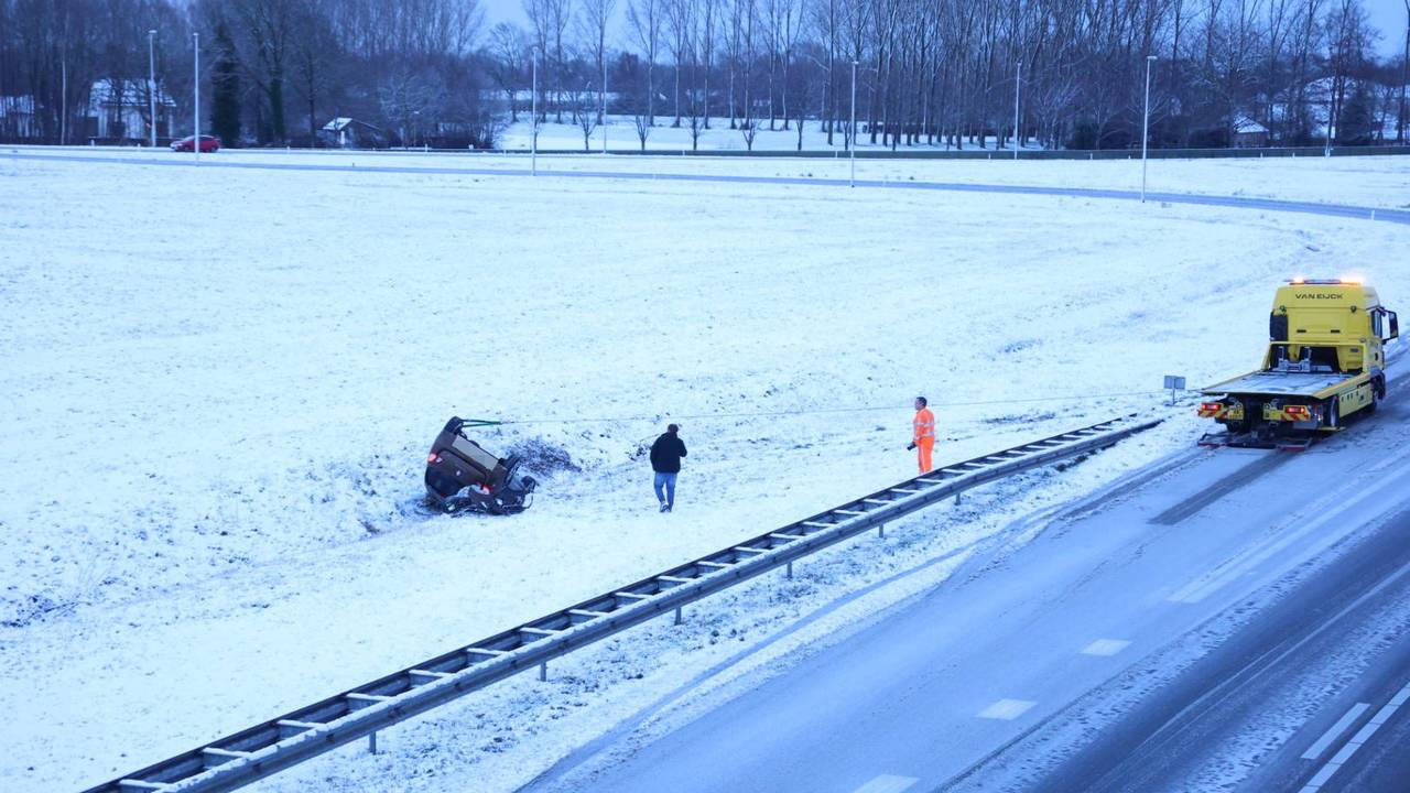Een auto is over de kop geslagen op de A50 bij Sint-Oedenrode (foto: Addy Smits/Persbureau Heitink).