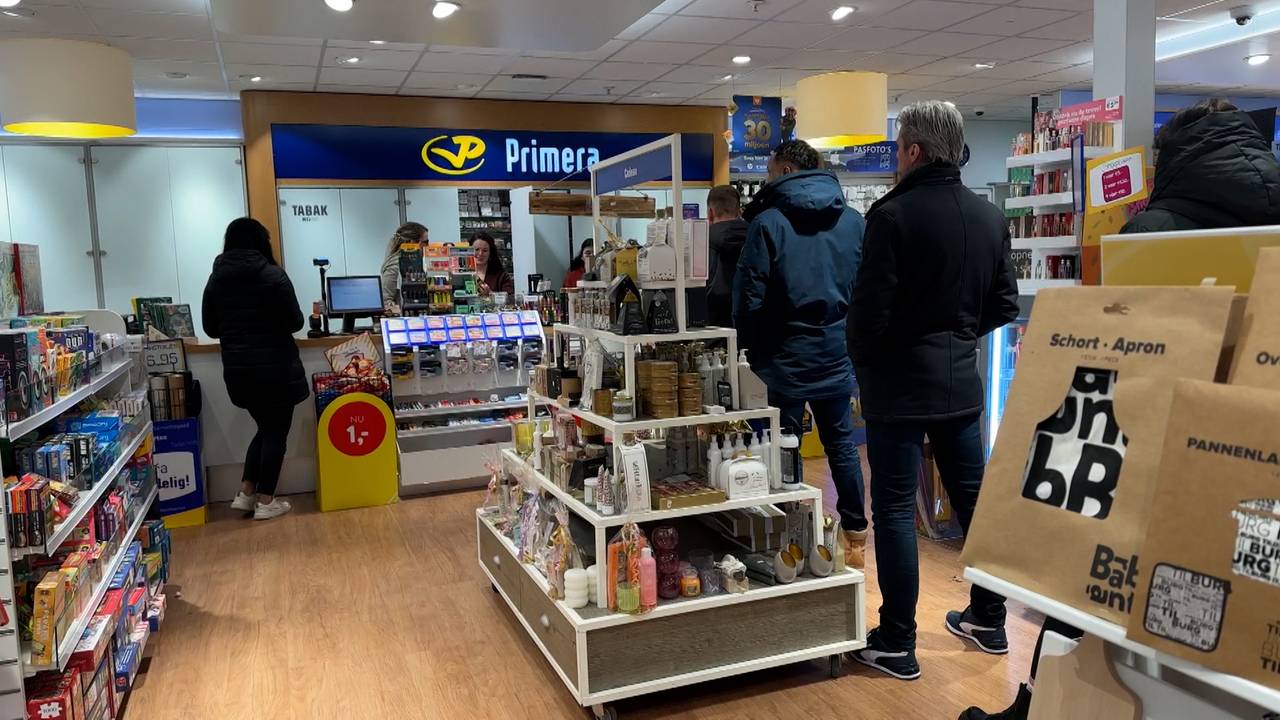 Op het laatste moment nog even snel een lot kopen (foto: Carlijn Kösters).