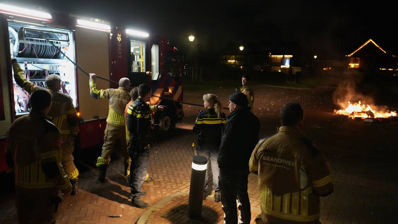 Vuurwerkresten in brand (foto: Jeroen Stuve / Persbureau Heitink).