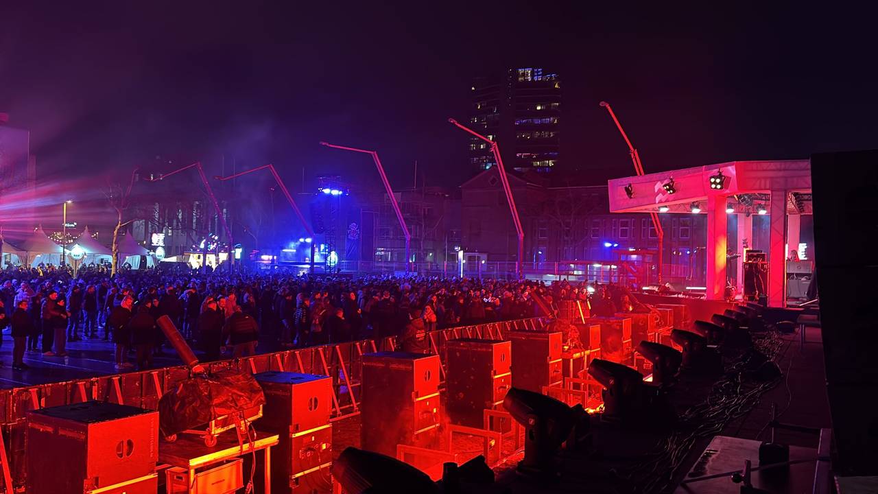 Stadhuisplein in Eindhoven stroomt langzaam vol (foto: Omroep Brabant). 