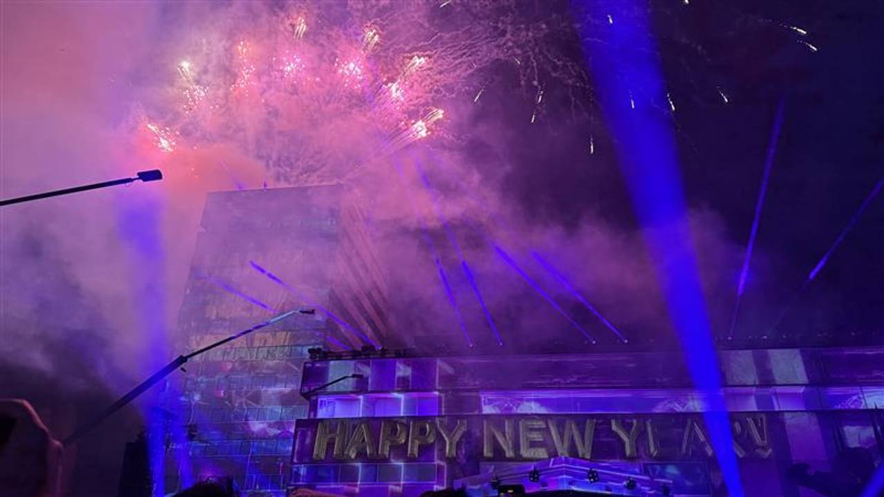 De spectaculaire vuurwerkshow op het Stadhuisplein in Eindhoven (Foto: Omroep Brabant.)